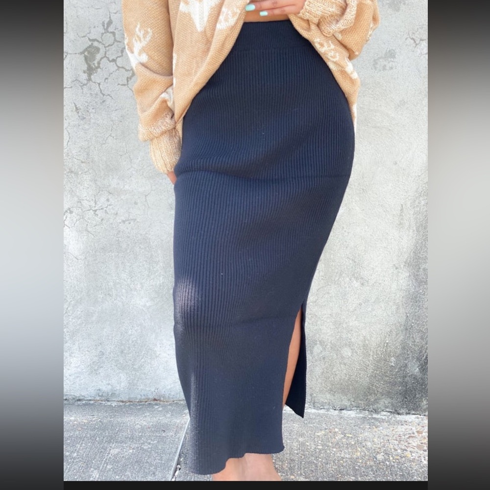 Black ribbed knit skirt